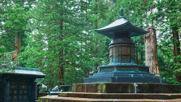 Гробница с урной содержит останки Токугавы Иэясу в храме Тошо-гу в Никко, Япония — стоковое фото