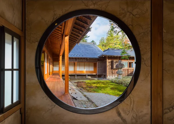 Vista de un Jardín Japonés the WIndow Round — Foto de Stock