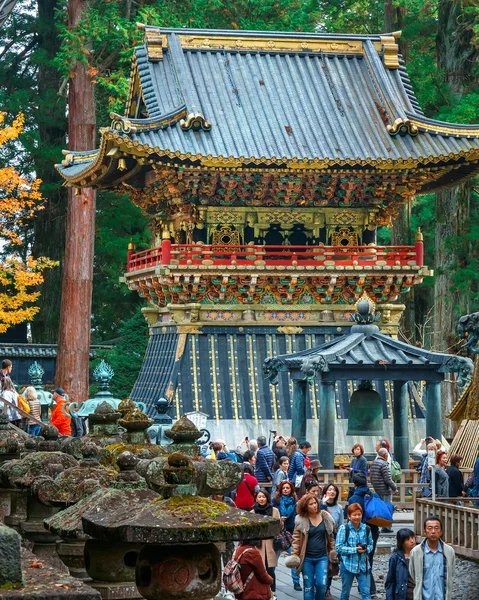 Koro-在前面的 Yomeimon 门的绍古神社日本栃木县日光市钟鼓楼 — 图库照片