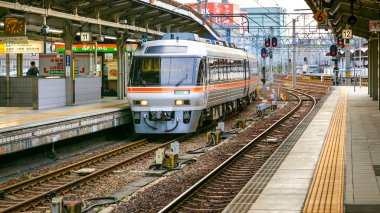 Bir ekspres tren Nagoya istasyonunda bir durak yapar