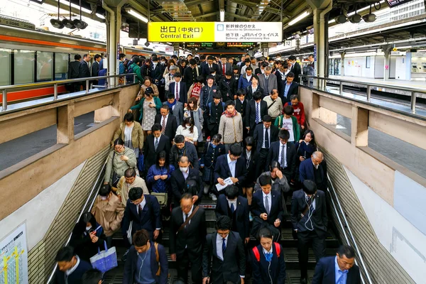 Cercanías de tren en hora punta en la estación de Nagoya — Foto de Stock