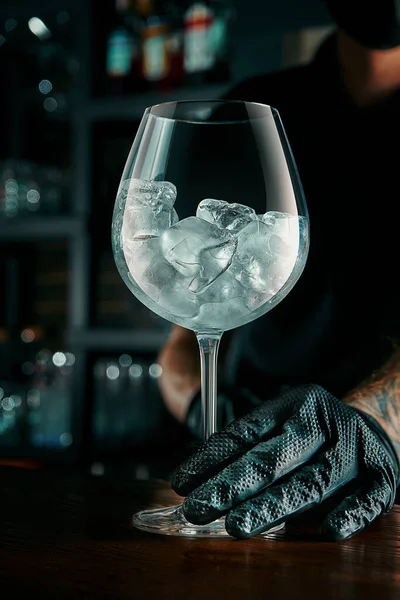 Bartendern Förbereder Alkoholhaltig Cocktail Processen Att Skapa Drink Ett Vackert — Stockfoto