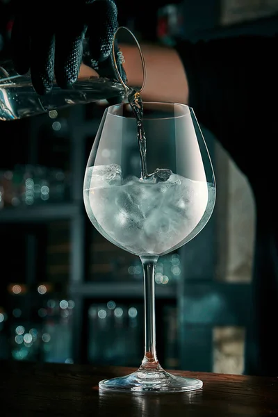 Бармен Готує Алкогольний Коктейль Процес Заливання Віскі Красиву Склянку Льодом — стокове фото
