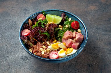 Ton balıklı Buda kasesi, yaban pilavı, yosun ve mavi tabakta yumurtalar..