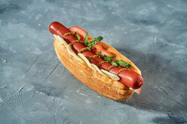 Hot Dog Con Salsiccia Mozzarella Pomodori Pesto Panino Bianco Fondo — Foto Stock
