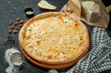 İştah açıcı İtalyan pizzası 4 peynirli kompozisyon ve siyah arka planda malzemeler.