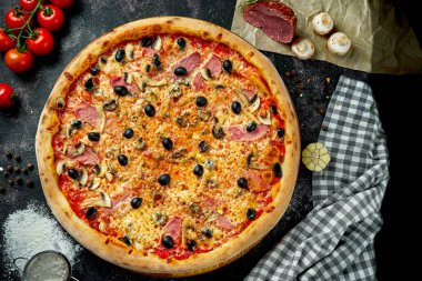 Peynirli, jambonlu, mantarlı, zeytinli ve kırmızı soslu İtalyan pizzası.