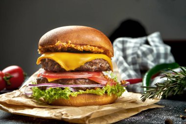 Köfteli, domatesli, peynirli ve soğanlı sulu duble burger..