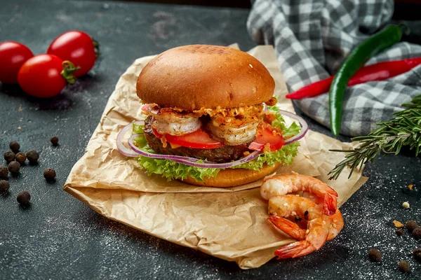 暗めの背景に牛肉 トマト チーズ シャキッとした玉ねぎとジューシーなバーガー 閉じる 選択的フォーカス — ストック写真