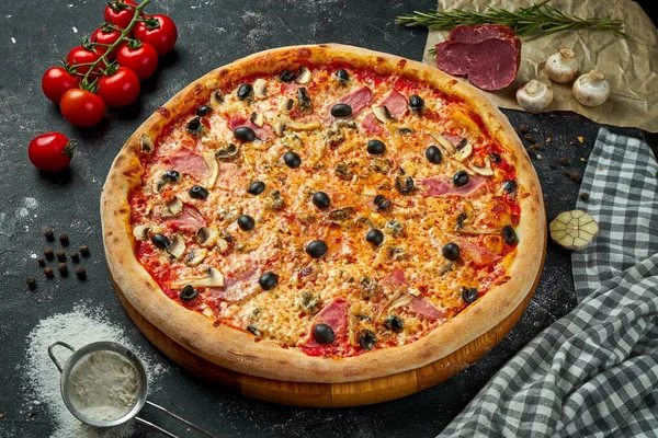 Peynirli, jambonlu, mantarlı, zeytinli ve kırmızı soslu İtalyan pizzası.