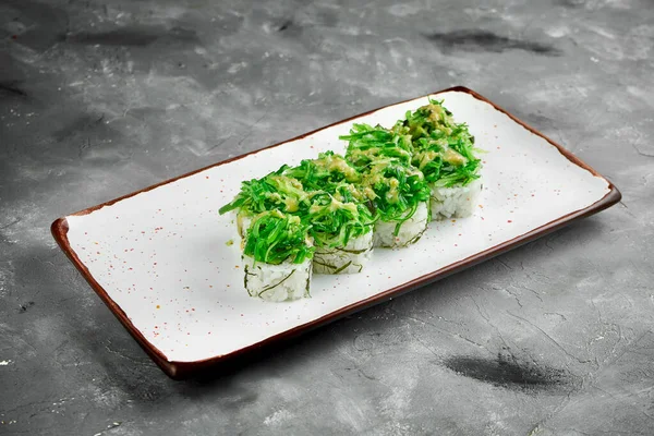 Zeleninové Sushi Rolky Řasami Hiyashi Ořechovou Omáčkou Bílém Talíři Šedém — Stock fotografie