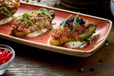 Farklı malzemelerle çeşit çeşit etli tart. Ana yemekten önce ahşap bir arka planda aperatifler. Yaklaş, seçici odaklanma