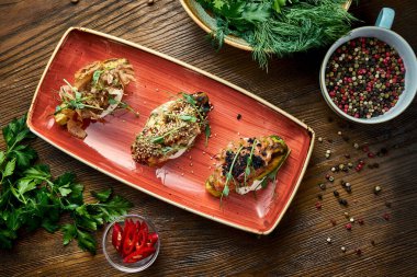 Farklı malzemelerle çeşit çeşit etli tart. Ana yemekten önce ahşap bir arka planda aperatifler. Yaklaş, seçici odaklanma