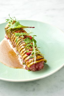 Avokado ve kişniş ile nefis ton balıklı tartar. Çavdar ekmeğinde haşlanmış yumurtayla servis ediliyor. Japon mutfağı.