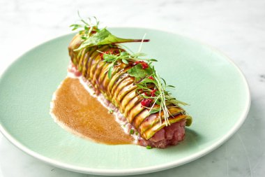 Avokado ve kişniş ile nefis ton balıklı tartar. Çavdar ekmeğinde haşlanmış yumurtayla servis ediliyor. Japon mutfağı.