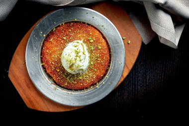 Türk tatlılığı Kanafeh bal, fıstık ve beyaz dondurmayla doğranmış fileto hamur işiyle yapılır.