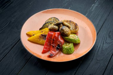 Sağlıklı meze - ızgara sebze, domates, kabak, mantar ve dolmalık biber beyaz tabakta servis edilir. Yaklaş, seçici odaklanma