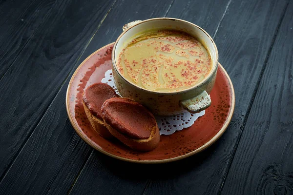 传统的摩洛哥汤 黄色扁豆汤 红盘上有香菜 背景为黑色木材 膳食汤 — 图库照片