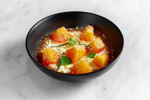 意大利甜品一种开胃而不同寻常的意大利甜品 色拉西亚泰拉 布法罗 配上鳗鱼和果酱 装在大理石底盘上的黑色盘子里 — 图库照片
