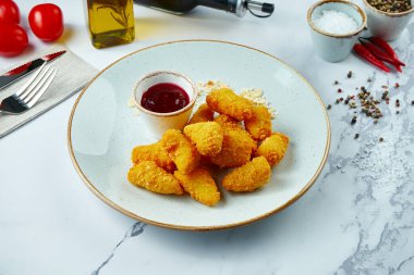 Beyaz tabakta yaban mersini soslu kızarmış Camembert peyniri, açık arkaplanda bir kompozisyon. Kızarmış peynir, aperatif..