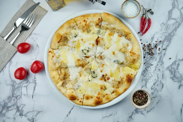 白い皿の上にチーズとバジルのイタリアのピザ 野菜と構成で クラシックピザ4チーズ 焦点の浅い深さは — ストック写真