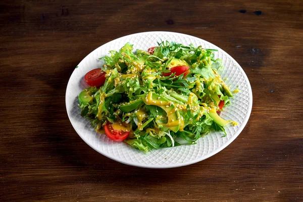 Avokado Susam Tohumu Sarı Sos Kiraz Domatesli Sağlıklı Beslenme Salatası — Stok fotoğraf