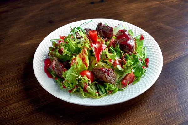 Ensalada Saludable Dietética Mezclada Con Salsa Bayas Hígado Pollo Frito —  Fotos de Stock