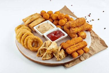 İştah açıcı bira aperatifleri. Kızarmış abur cuburlar, mozarella, soğan halkaları, balık kroketleri, soslu patates kroketleri ve ahşap bir tahta üzerinde. Beyaz arkaplan.