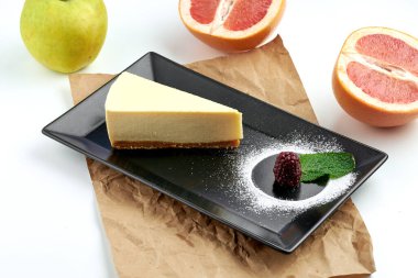 Klasik New York peynirli keki, çilekli, beyaz arka planda servis edilmiş. Restoran yemeği. İştah açıcı tatlı