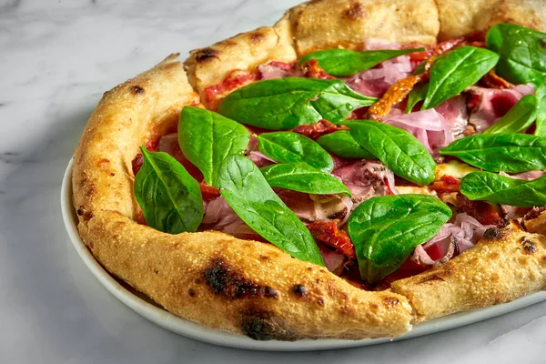 Delicious Pizza Roast Beef Sun Dried Tomatoes Pickled Onions Cheese — Stock Photo, Image