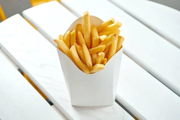 Pommes Einer Weißen Lieferbox Auf Weißem Hintergrund Amerikanisches Fast Food — Stockfoto