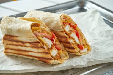 Sebze, sos ve tavuk nugget ile aperatif çörek, kağıt üzerinde hafif bir arka planda servis edilir. Geleneksel sokak yemekleri - shawarma