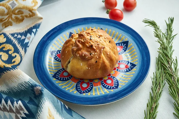 Pasteles Tradicionales Turcos Tártaros Crimea Con Carne Samsa Plato Estampado — Foto de Stock