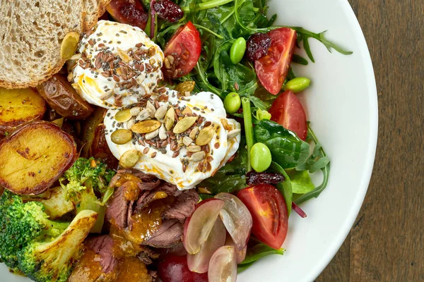 Petit Déjeuner Appétissant Copieux Avec Oeuf Poché Pommes Terre Bacon — Photo