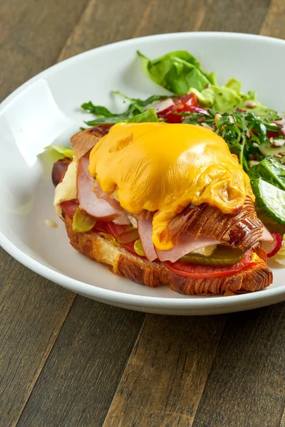 Délicieux Excellent Petit Déjeuner Sandwich Croissant Jambon Fromage Fondu Tomates — Photo