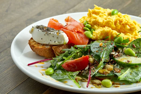 Delicioso Abundante Desayuno Huevos Revueltos Tostadas Con Queso Crema Salmón — Foto de Stock