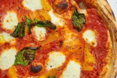 Domates soslu lezzetli margarita pizza, mozzarella ve fesleğen. Çıtır çıtır. Sert ışık. Gri arkaplan.