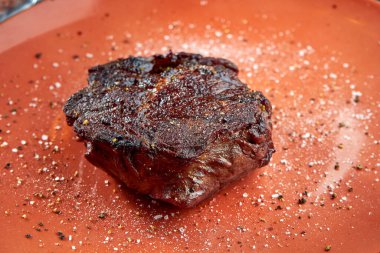 Ahşap bir arka planda servis edilen ızgara pirzola bifteği. Amerikan BBQ kültürü