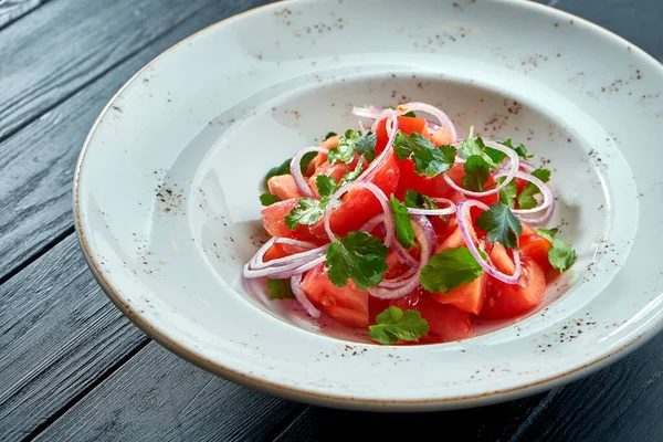 Salad Tomatoes Onions Olive Oil White Plate Black Background — Stock Photo, Image