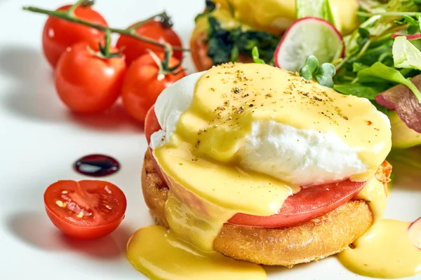 Délicieux Petit Déjeuner Avec Toasts Aux Œufs Pochés Sauce Hollandaise — Photo