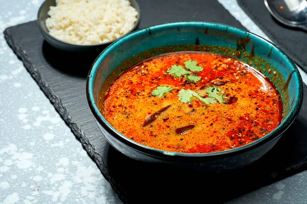 Klassisch Asiatische Tom Yum Suppe Mit Shrimps Shiitake Pilzen Tintenfisch — Stockfoto