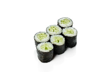 Salatalıklı Maki suşi rulosu. Klasik Japon mutfağı. Yemek servisi. Beyazda izole edilmiş.
