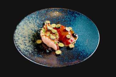 Meyve konfeti ve yabanmersinli kızarmış ördek göğsü. Yemek servisi. Siyah üzerine izole edilmiş.