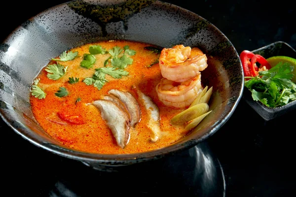 Asiatisk Tom Yum Soppa Med Räkor Shiitake Svamp Bläckfisk Tomater — Stockfoto