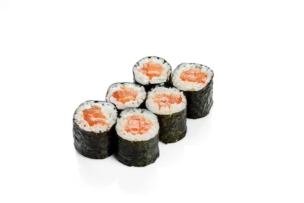 鮭と巻き寿司ロール 日本料理の定番 食料の配達だ 白に隔離された — ストック写真