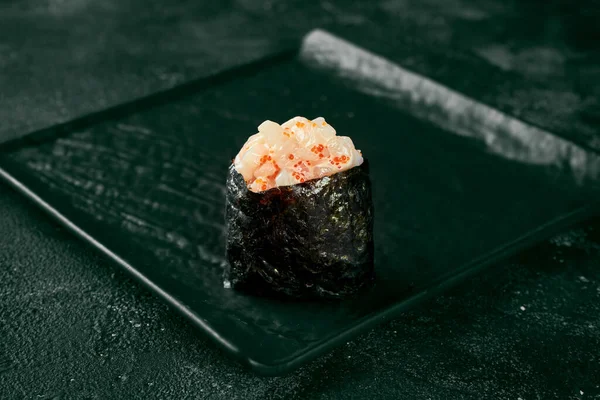 鮭の軍艦巻き寿司と生姜とわさびと黒ボード上のスパイシーなソース 日本料理 食料の配達だ 黒の背景 — ストック写真