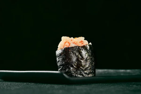 Gunkan Maki Sushi Con Salmone Salsa Piccante Una Lavagna Nera — Foto Stock