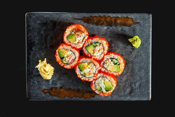 Kalifornská Sushi Rolka Krabem Avokádem Okurkou Tobiko Kaviárem Podávaná Talíři — Stock fotografie