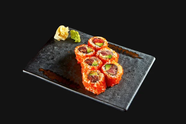 Kalifornská Sushi Rolka Tuňákem Avokádem Okurkou Kaviárem Tobiko Podávaná Talíři — Stock fotografie