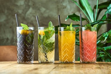 Portakal suyu, limon ve buzlu bir bardakta naneli alkollü kokteyl.